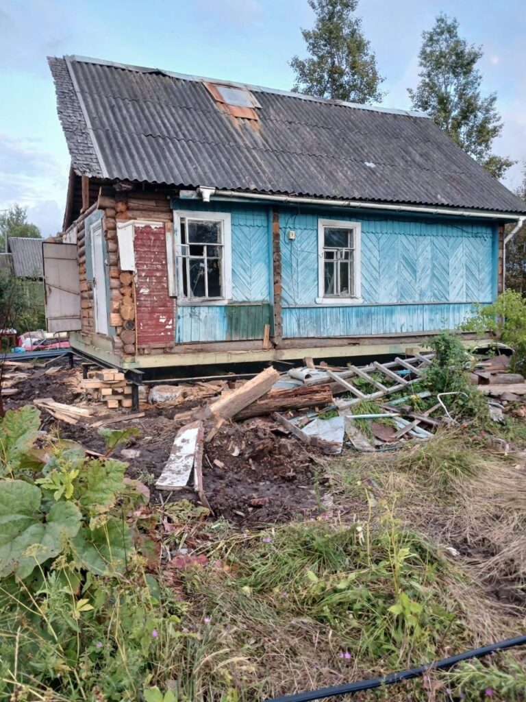 Подняли дом, заменили венцы и сделали свайно-винтовой фундамент