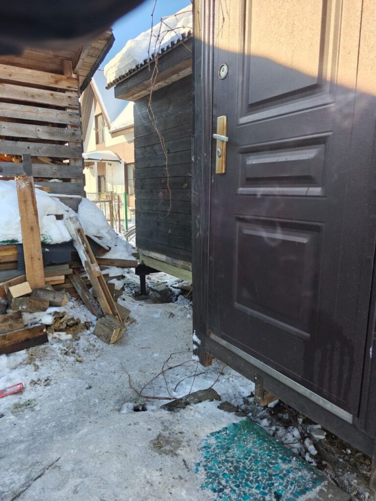 Подняли баню, заменили обвязочный брус и сделали свайно-винтовой фундамент
